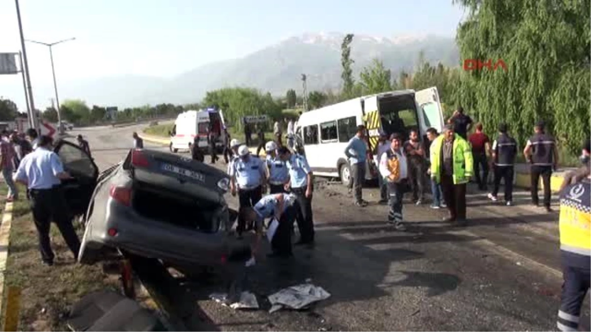Otomobil, Kadın Tarım İşçilerini Taşıyan Minibüsle Çarpıştı: 26 Yaralı