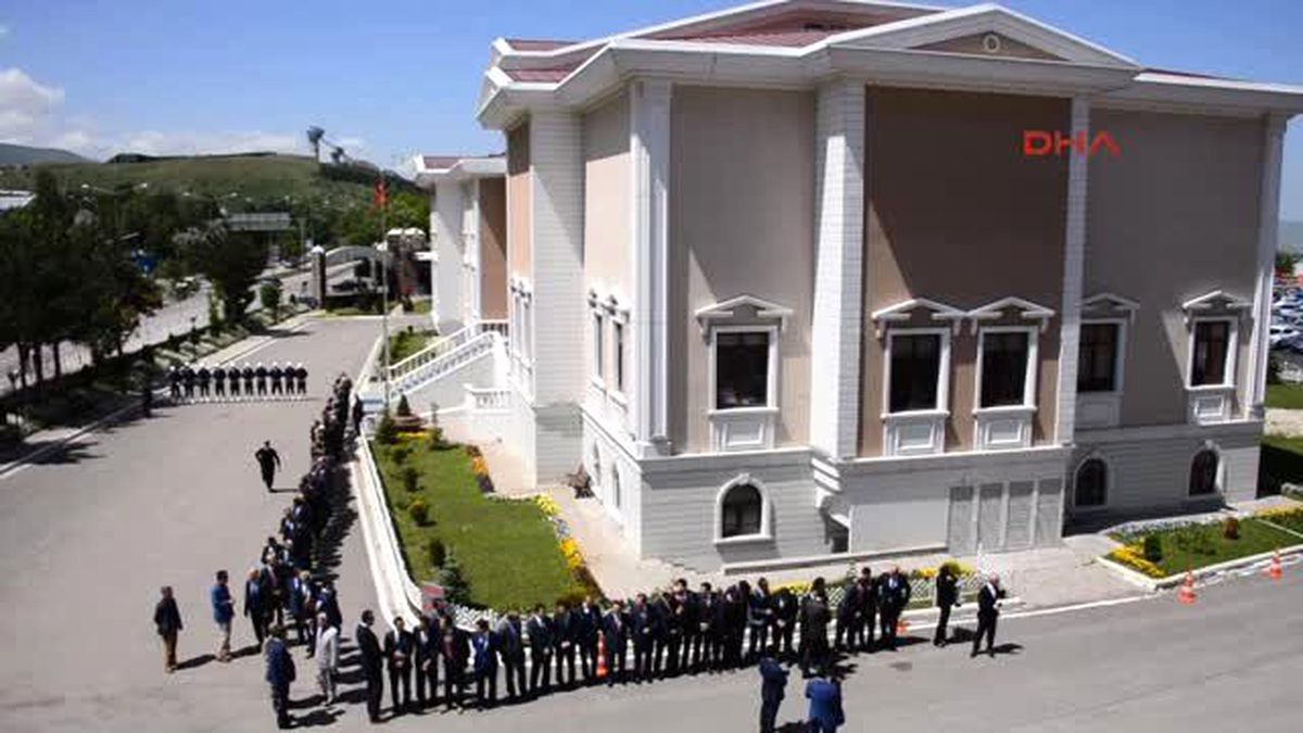 Erzurum'un Yeni Valisini Karşılamak İsteyenler Uzun Bir Kuyruk Oluşturdu