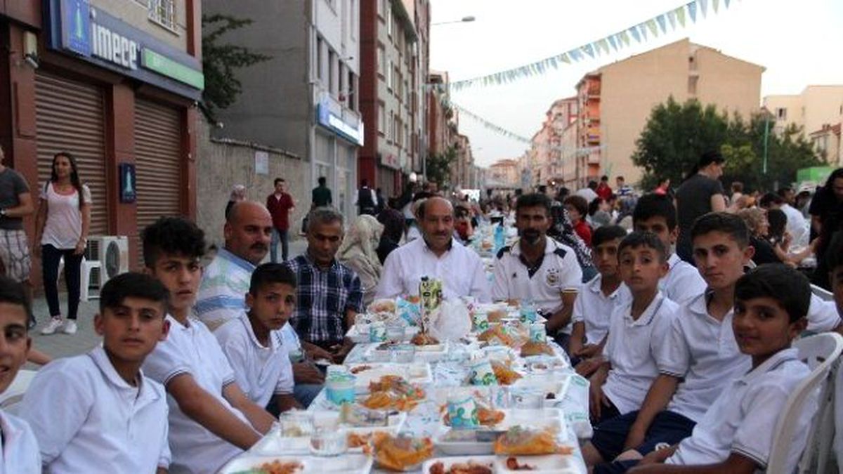 Es Ağrılılar Derneği\'nden Her Hafta Bin Kişiye İftar Yemeği