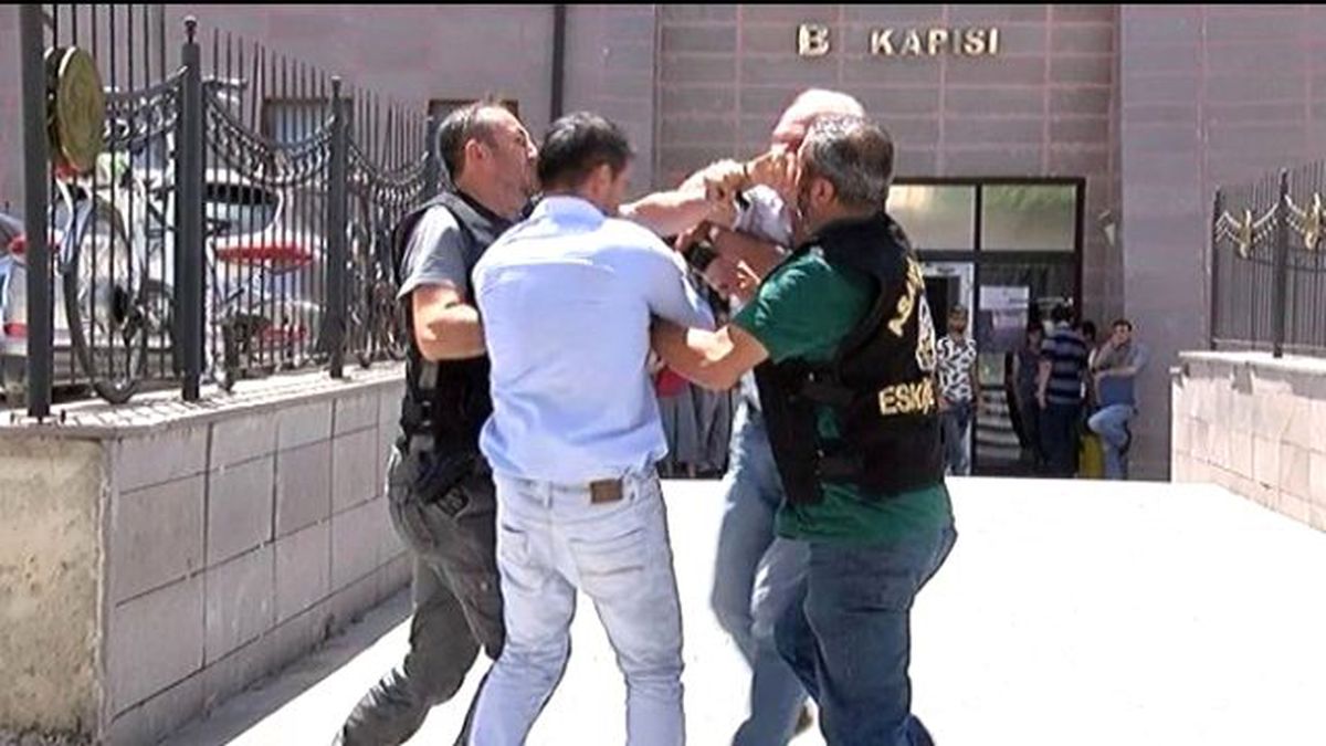 Boğazını Kestiği Sevgilisinin Yakınları Tarafından Linç Edilmek İstendi