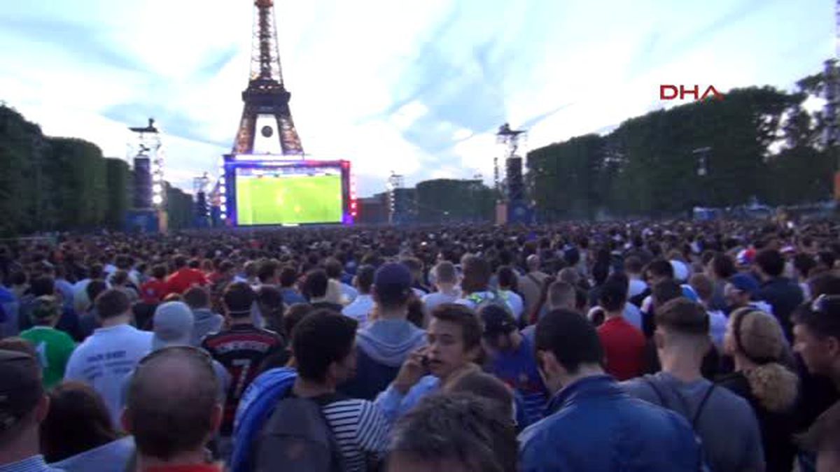 Eyfel Fan Zone\'da İsviçre-Fransa Maçını 90 Bin Kişi İzledi