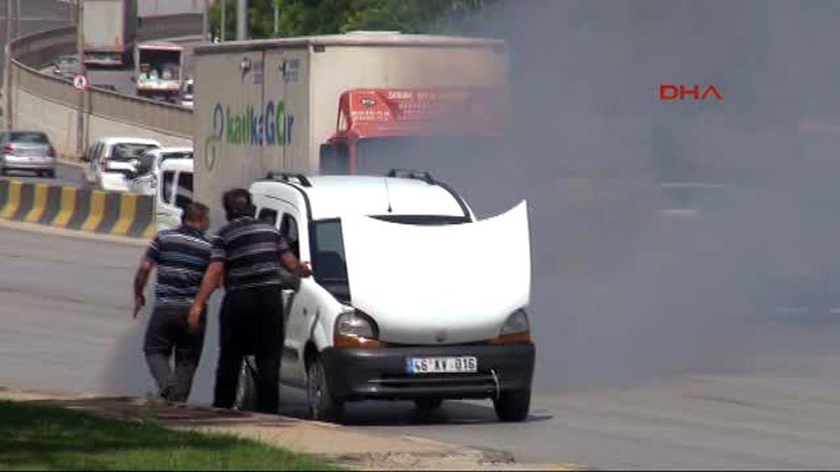 Gaziantep Seyir Halindeki Araçtan Çıkan Duman Paniğe Neden Oldu
