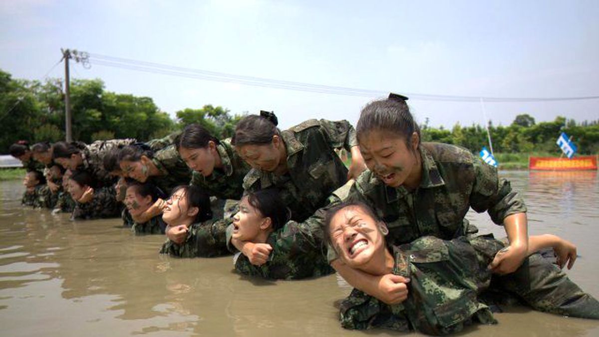 Hostes Adaylarına Acımasız Askeri Eğitim