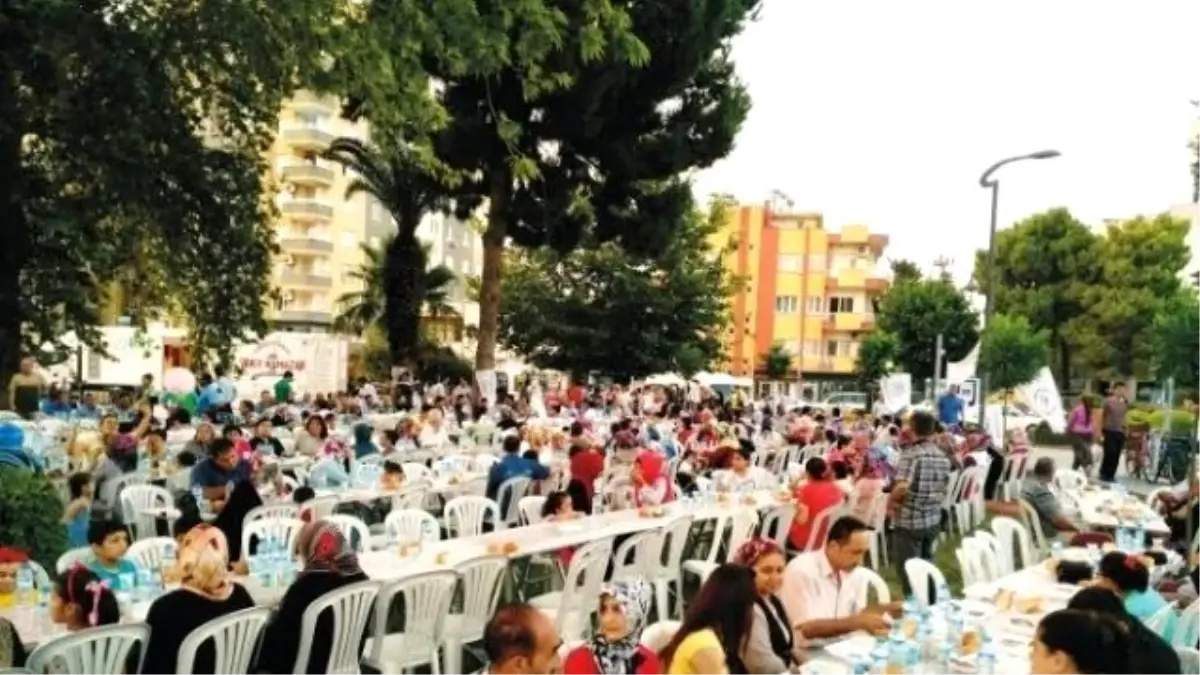 İhh İnsani Yardım Vakfı İftar Tırı Osmaniye\'de 2 Bin Kişiye İftar Verdi