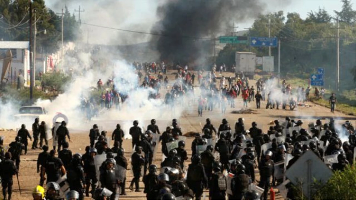 Meksika\'da Öğretmenler Polisle Çatıştı: 6 Ölü, 100 Yaralı