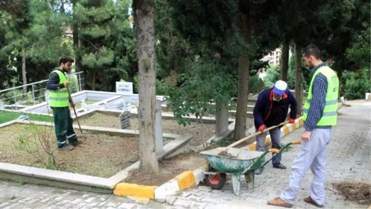 Mezarlıklarda Bakım ve Temizlik Yapıldı