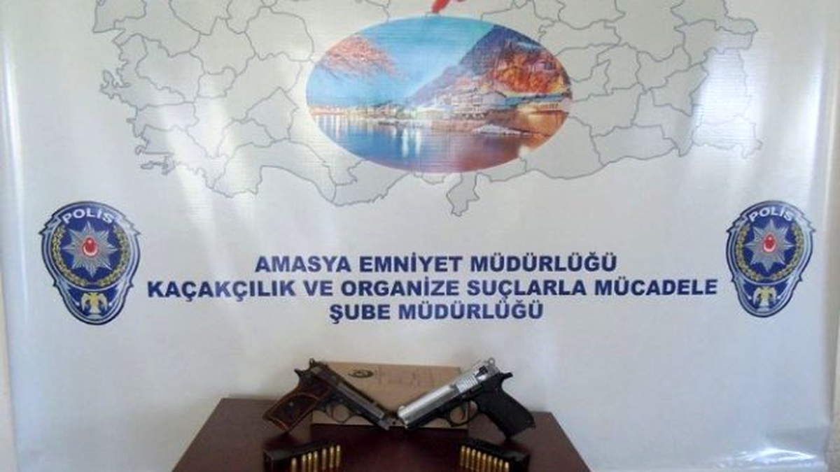 Motosikletlinin Üzerinden İki Ruhsatsız Tabanca Çıktı