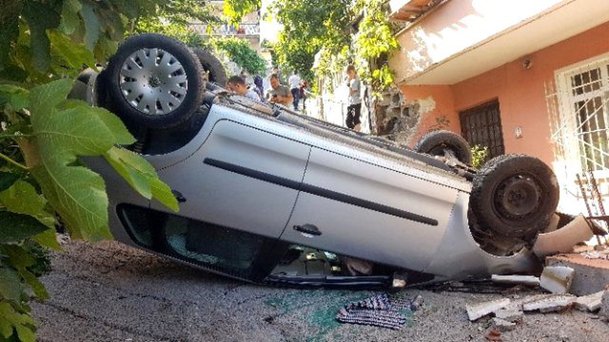 Otomobil Dar Sokakta Takla Attı: 1 Yaralı