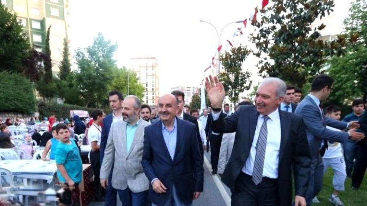 Ramazan\'ın 15\'inci Gününde 15 Bin Kişilik İftar Sofrası Kuruldu