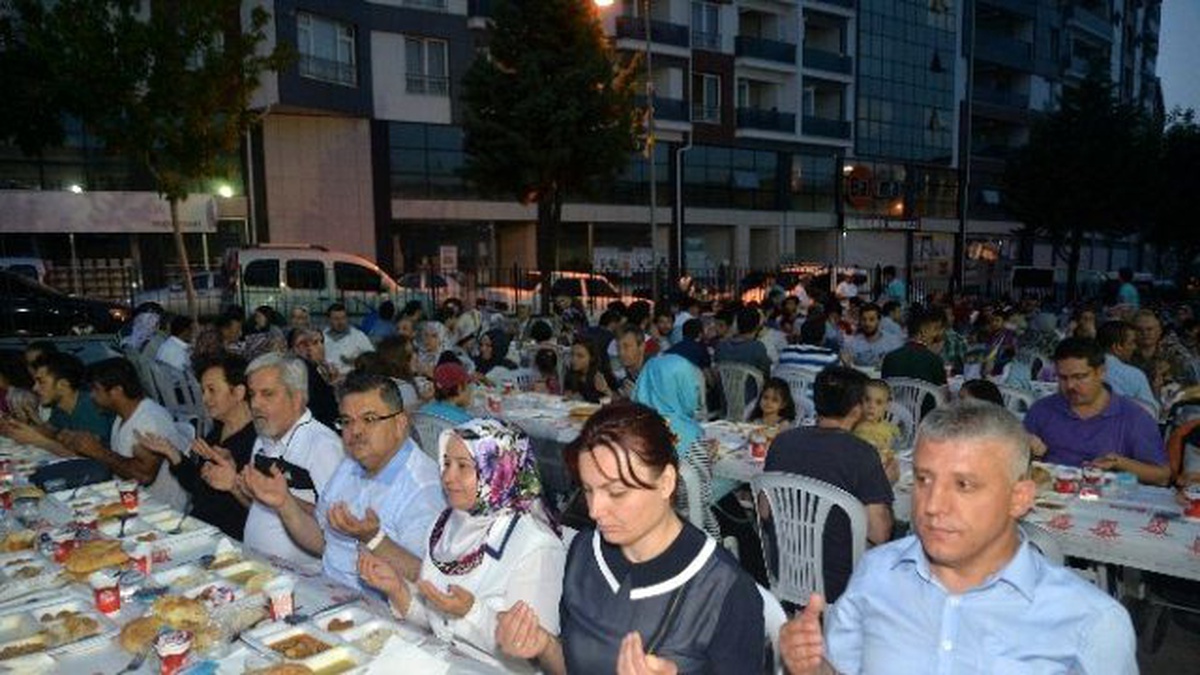 Sevgi ve Kardeşlik Sofrası Bu Kez Gazipaşa Mahallesi\'nde Kuruldu