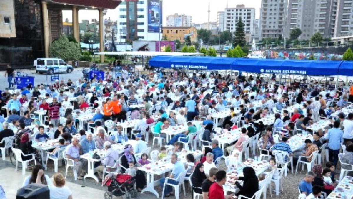 Seyhan\'da iftar yemekleri yoğun katılımlarla devam ediyor