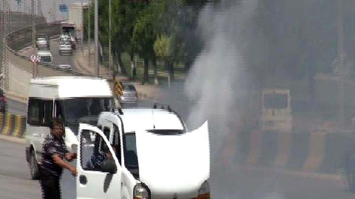 Seyir Halindeki Araçtan Çıkan Duman Paniğe Neden Oldu