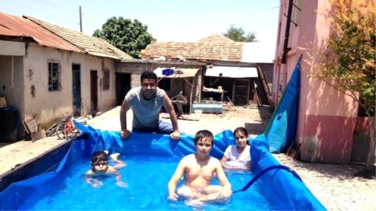 Sıcaktan Bunalan Çocuklar Traktör Römorkunu Havuz Yaptı