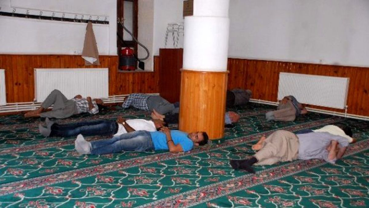 Sıcaktan Bunalan Vatandaşlar Camide Uyudu