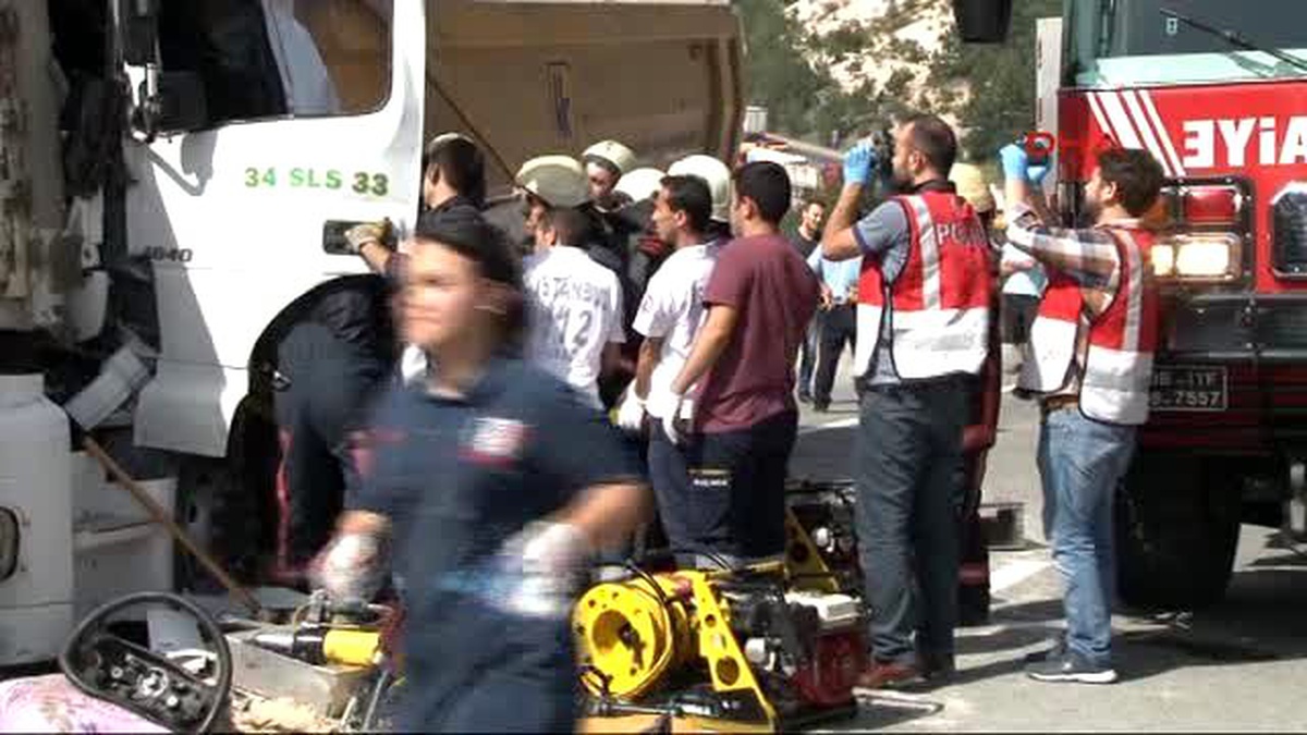 Şile\'de Hafriyat Kamyonları Çarpıştı; 1 Kişi Öldü, Yol Trafiğe Kapandı