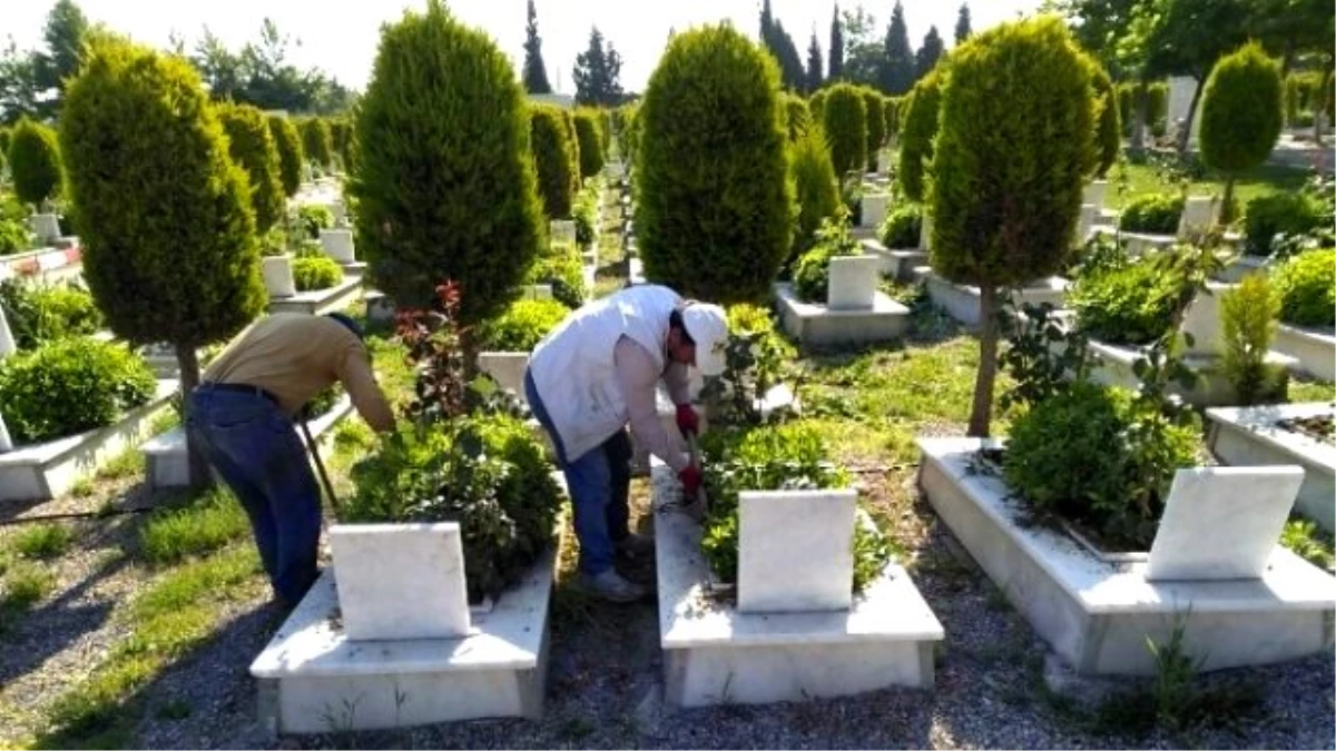 Turgutlu Mezarlıklarında Hummalı Çalışma