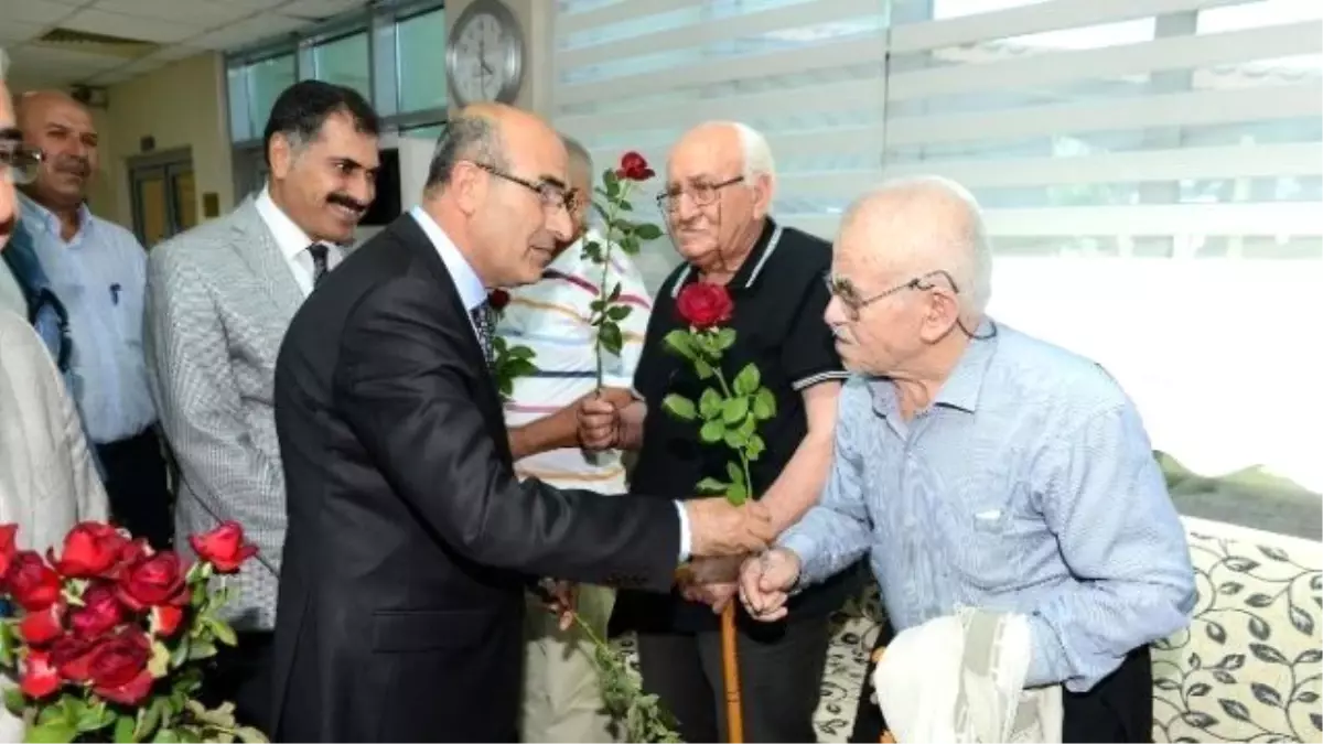 Vali Demirtaş\'tan Huzurevi Sakinlerine "Babalar Günü" Ziyareti