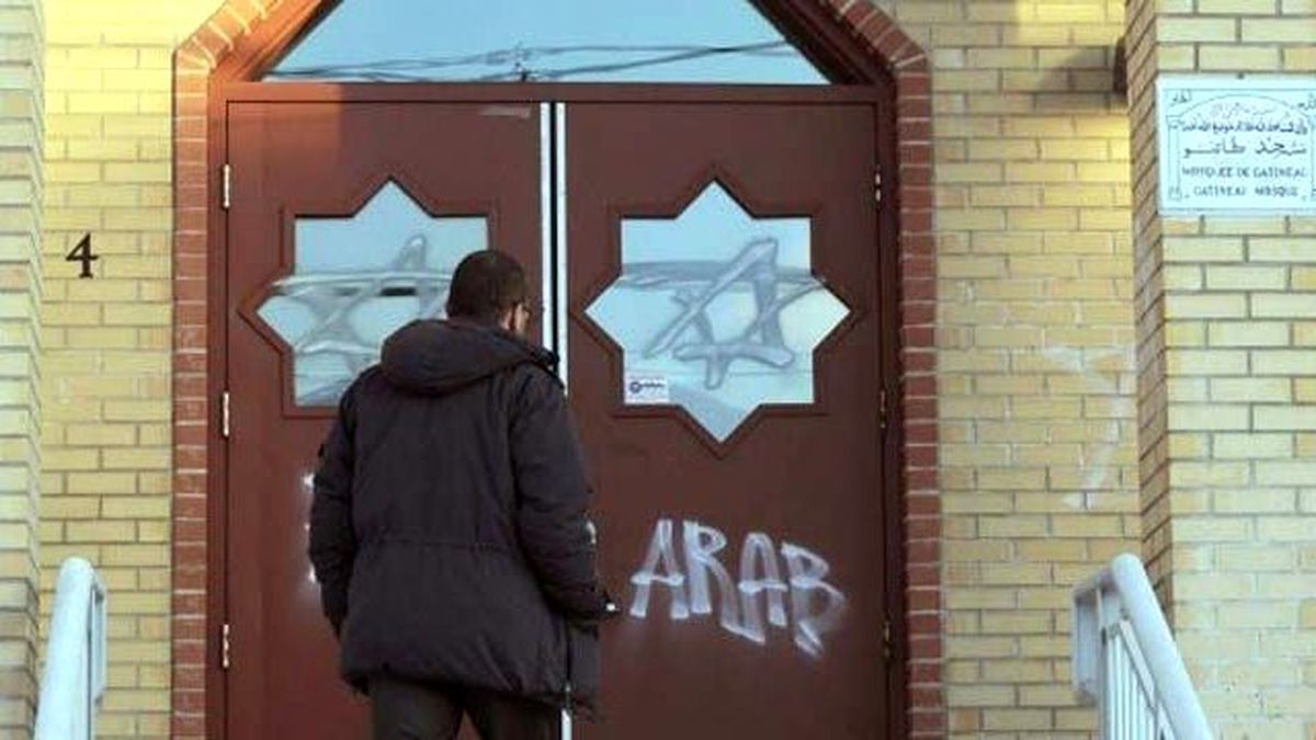 Cami Avlusuna Domuz Kafası Bırakıp, "Üzerine Afiyet Olsun" Yazdılar
