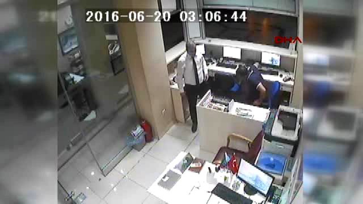 Adana \'Denetçiyim\' Diyerek Seyahat Firmasının Yazıhanesini Soydu
