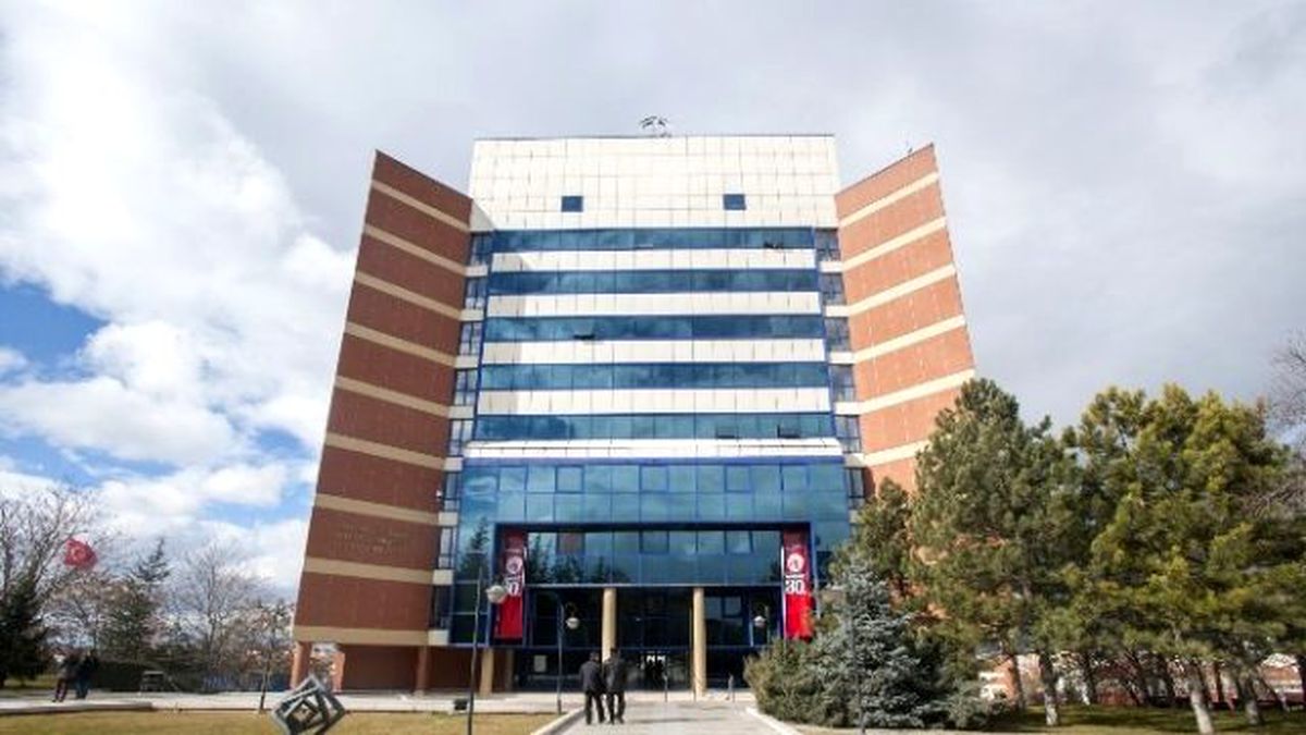 Anadolu Üniversitesi Açıköğretim Programları Türkiye\'nin Ara Eleman İhtiyacını Karşılıyor