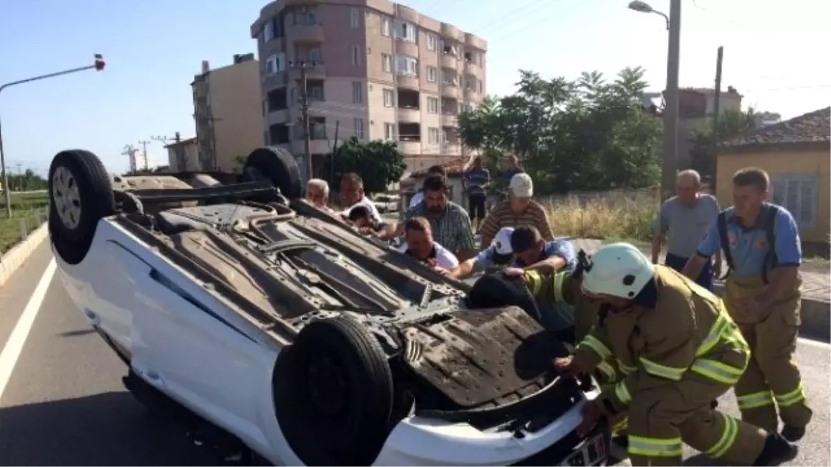 Bisiklete Çarpan Otomobil Takla Attı: 2 Yaralı