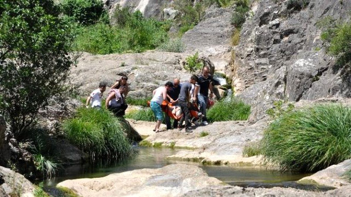 Boğulma Tehlikesi Geçiren Çocuklarını Kurtarmak İsteyen Baba Kayalıklardan Düştü