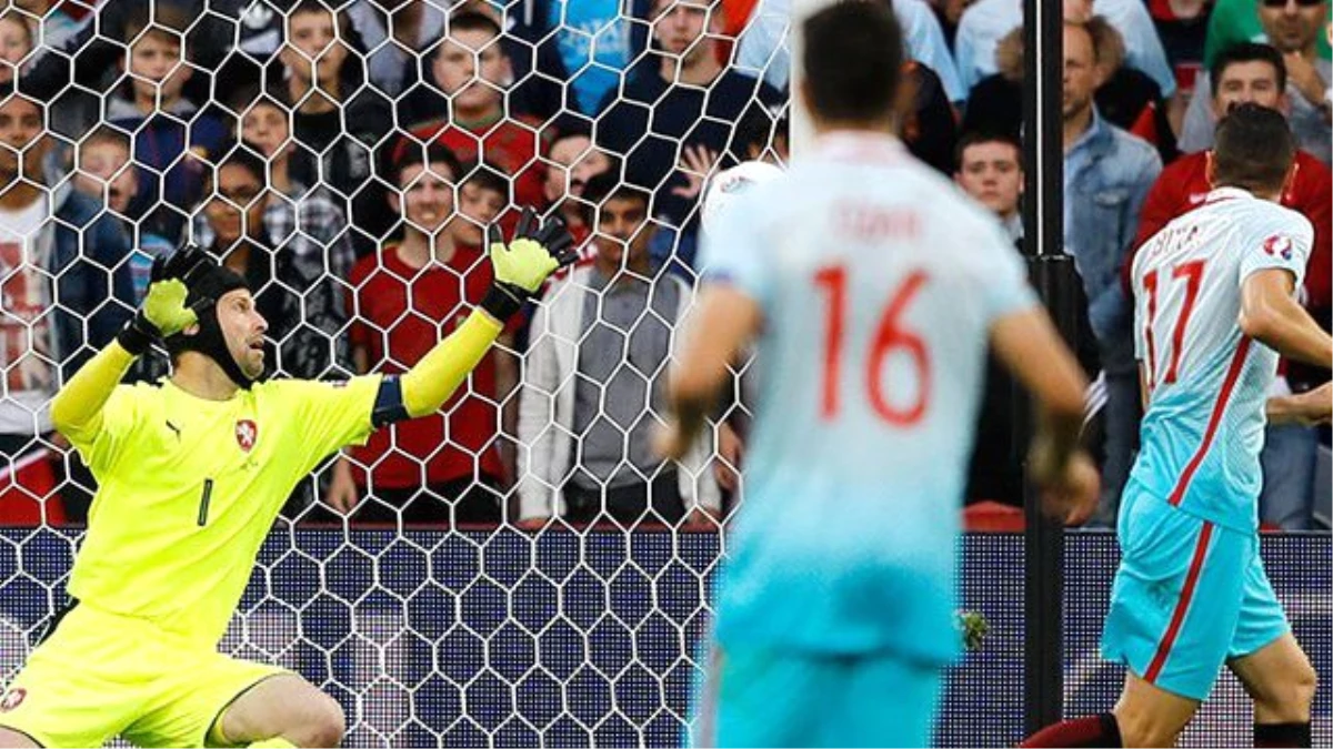 Burak Yılmaz, Çek Cumhuriyeti'ne Attığı Golle Lefter'i Yakaladı