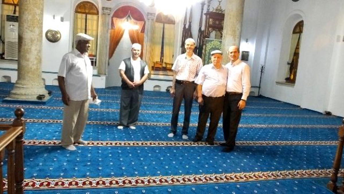 Burhaniye\'de Tarihi Caminin Halıları Yenilendi