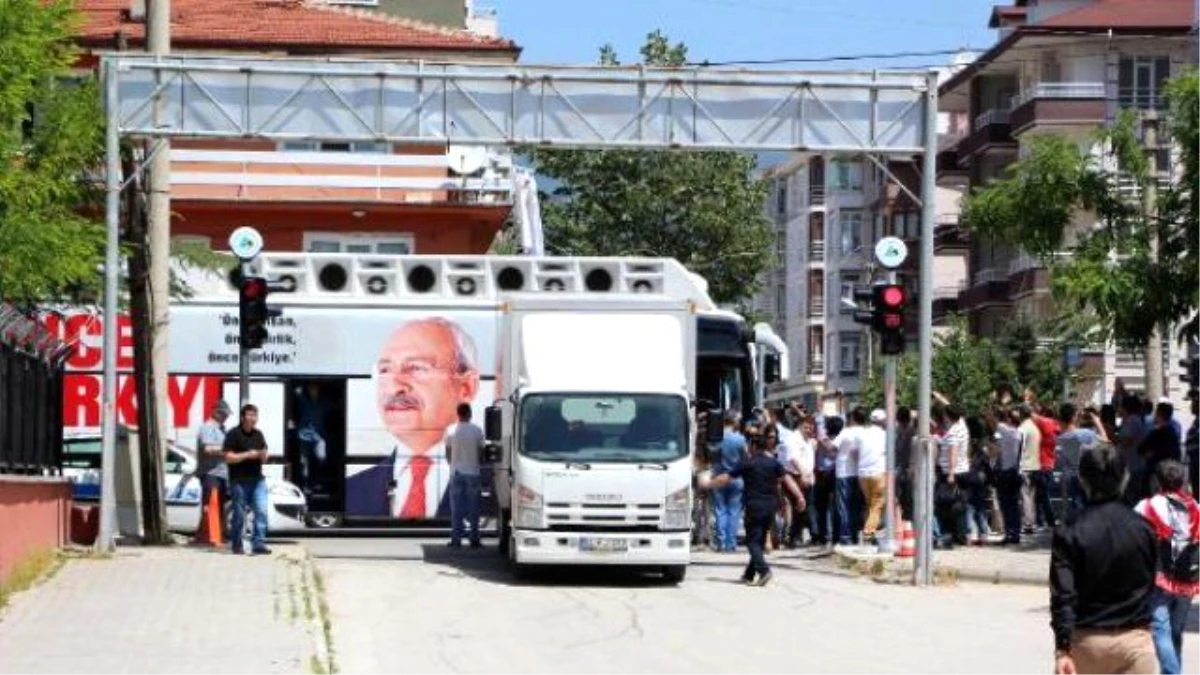 CHP\'liler, Bolu\'da 10\'uncu Yıl Marşı Yasağını Protesto Etti, İnce; \'Marştan Korkanlar Nankördür\'...