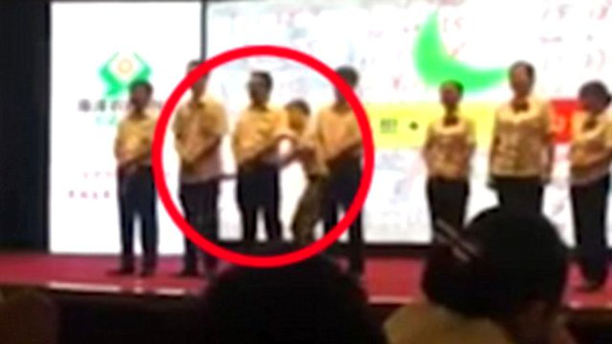 Çinli Patron Çalışanlarını Sopayla Dövdü