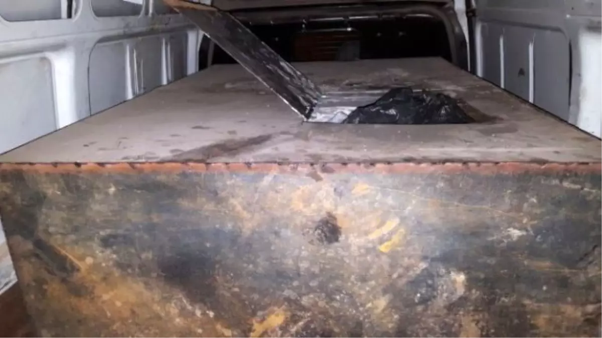 Diyarbakır\'da Ele Geçirilen Bomba Yüklü Minibüste 1 Ton Patlayıcı Tespit Edildi
