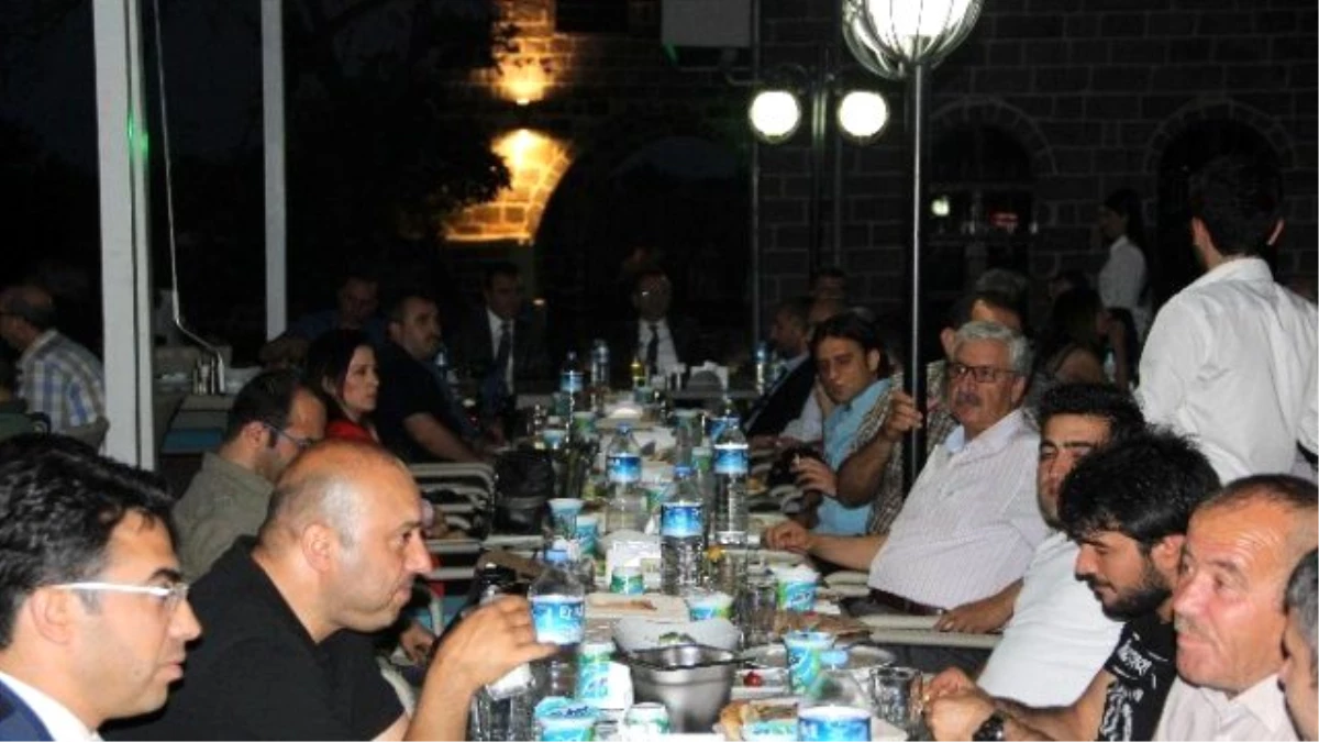 Diyarbakır Valisi Hüseyin Aksoy, Gazetecilerle İftarda Buluştu
