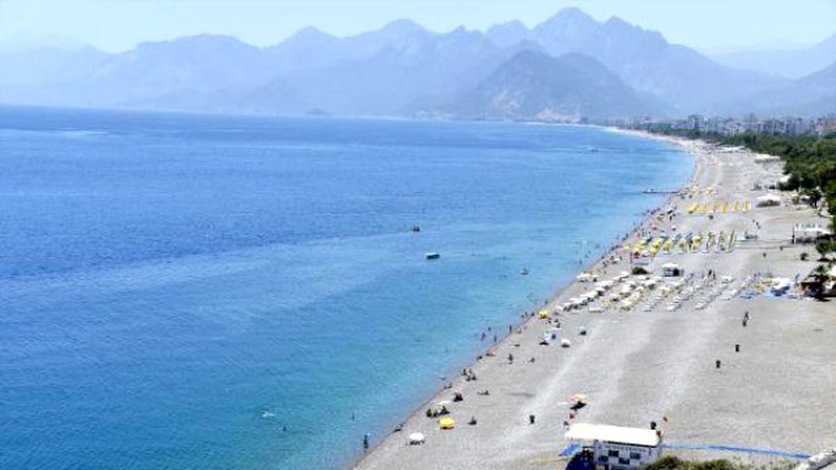 Dünyaca Ünlü Konyaaltı Sahili Bomboş