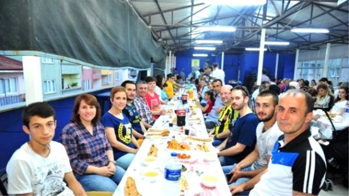 Fenerbahçeliler Derneğinden Anlamlı İftar