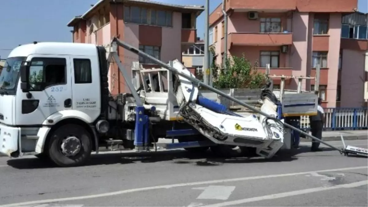 Gebze\'de Üst Geçide Çarpan Kamyonun Vinci Devrildi