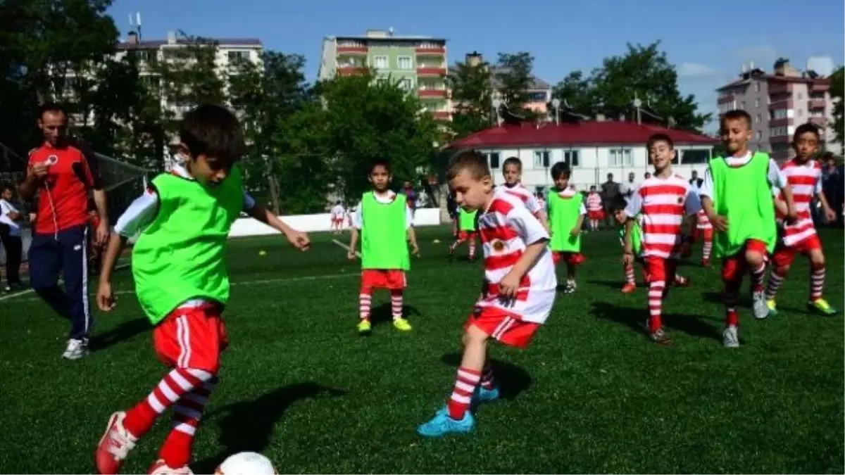 Geleceğin Futbol Yıldızları Yaz Tatilini Sahada Ter Dökerek Geçiriyor