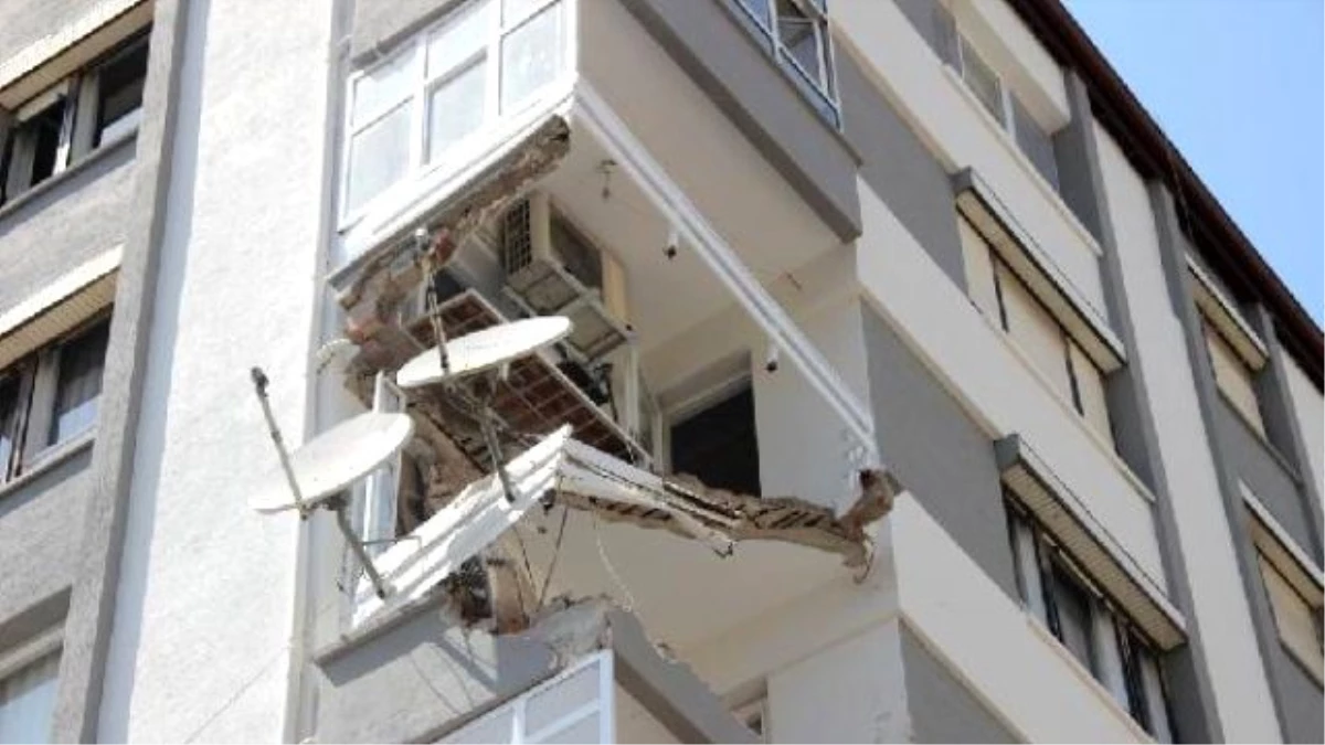 Hatay\'da 5\'inci Kattaki Dairenin Balkonu Çöktü: 2 Yaralı