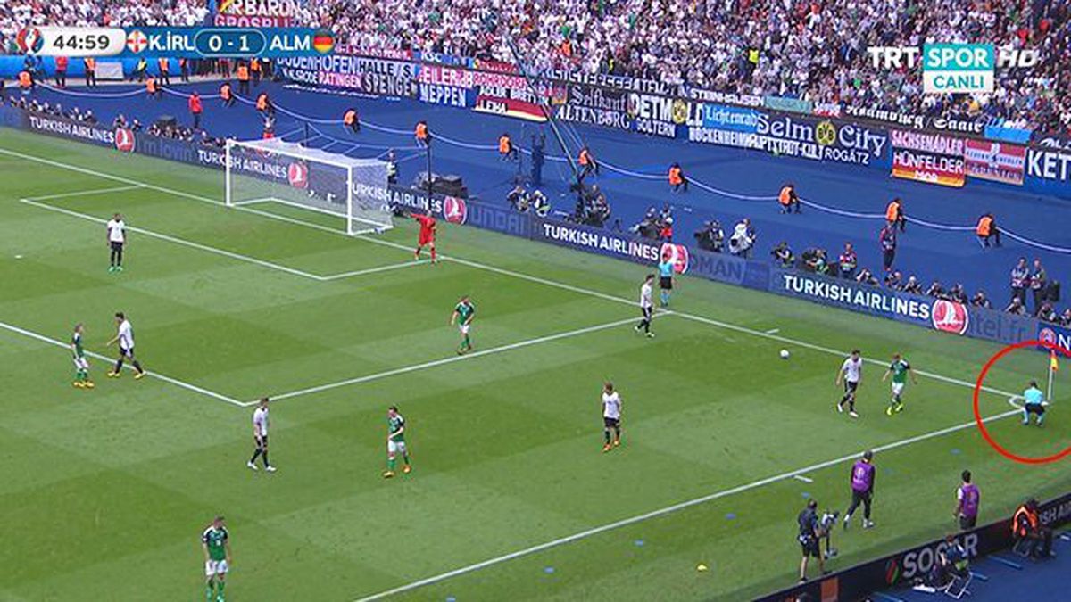 K. İrlanda - Almanya Maçında Top Hakeme Geldi