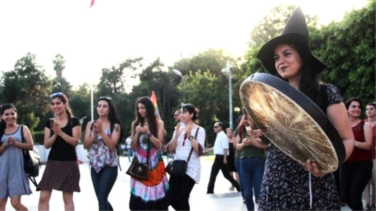 Kadınlar Çilem Doğan\'ın Serbest Bırakılmasını Halaylarla Kutladı