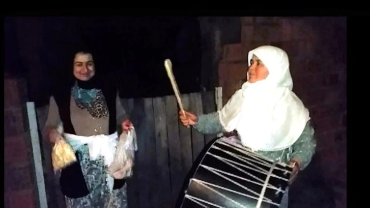 Köy Halkını Kadın Davulcu Sahura Kaldırdı
