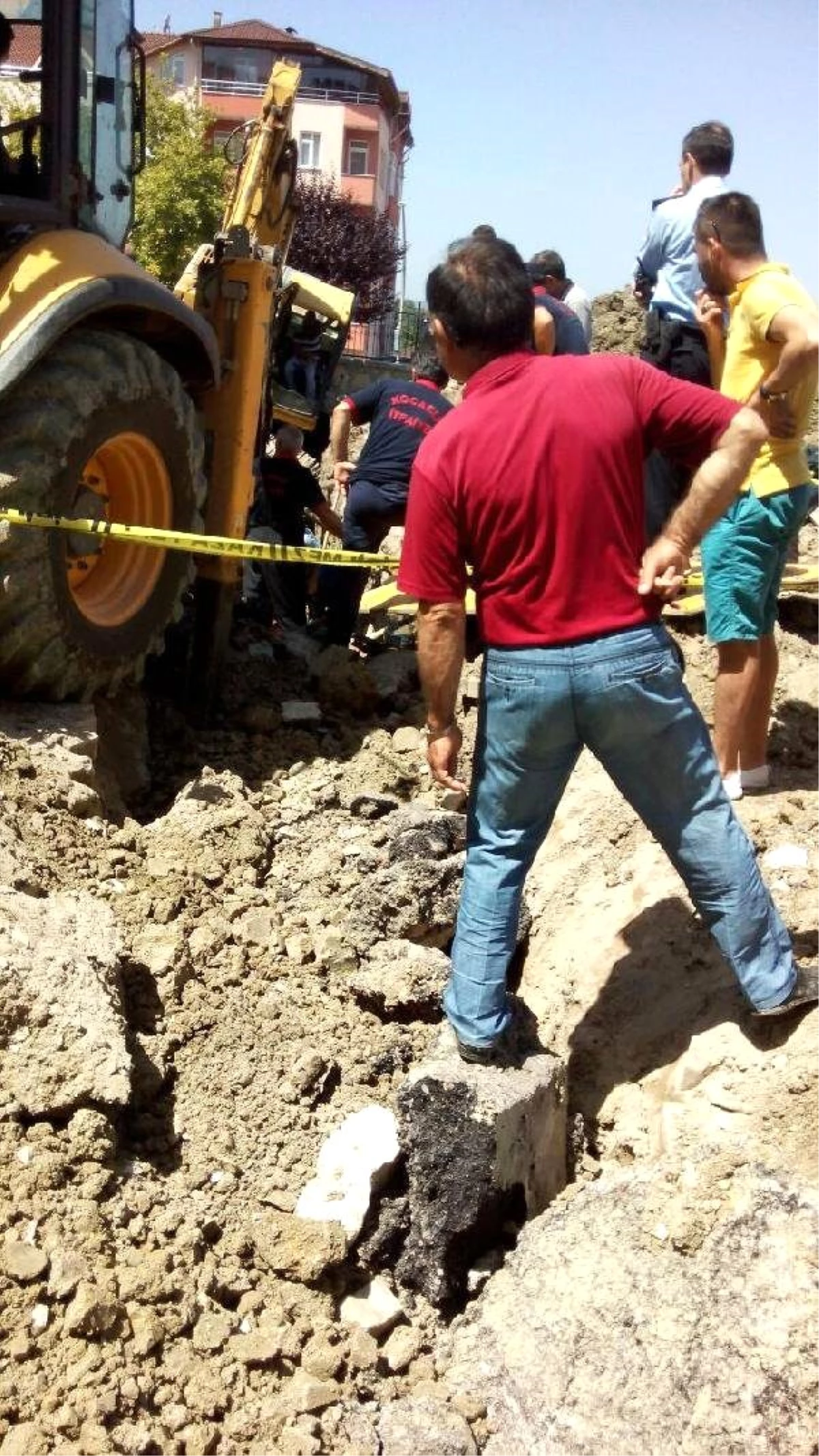 Okul İnşaatında Toprağa Gömülen İşçiyi İtfaiye Kurtardı