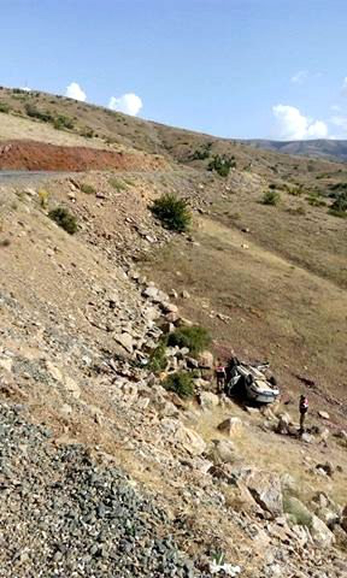 Otomobil Şarampole Uçtu, Sıkışan Yolcuyu İtfaiye Kurtardı