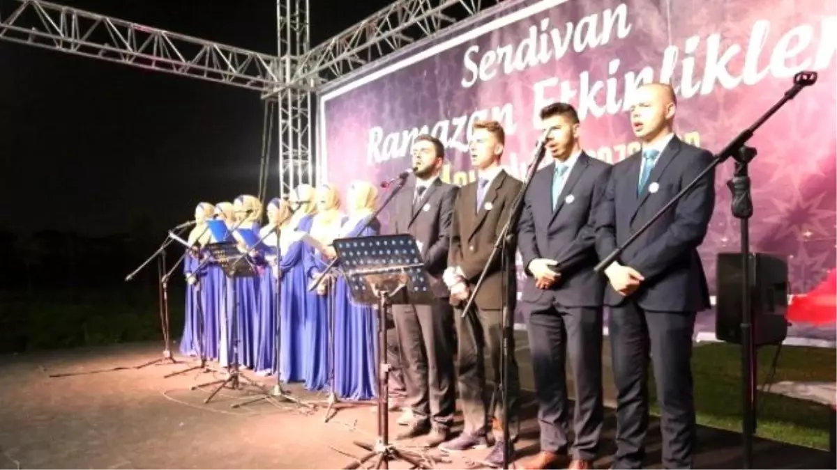 Serdivan\'da Bosna Hersek\'li Gençler Sahne Aldı