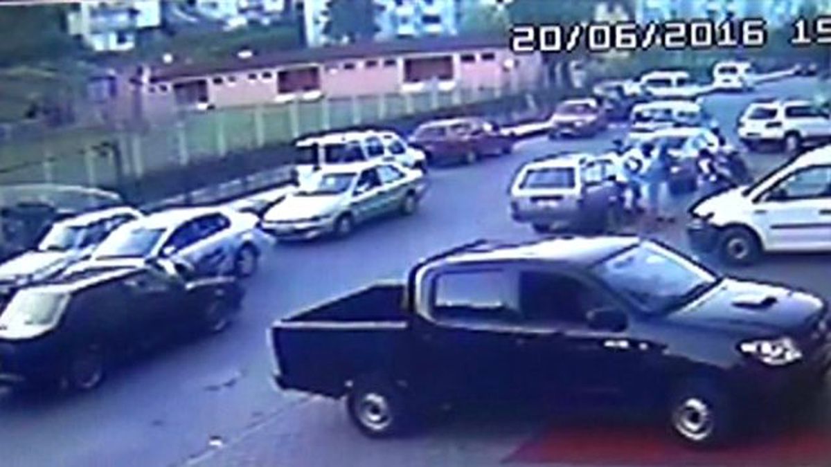 Tartıştığı Polisi Otomobilinin Üzerine Alıp Metrelerce Sürükledi