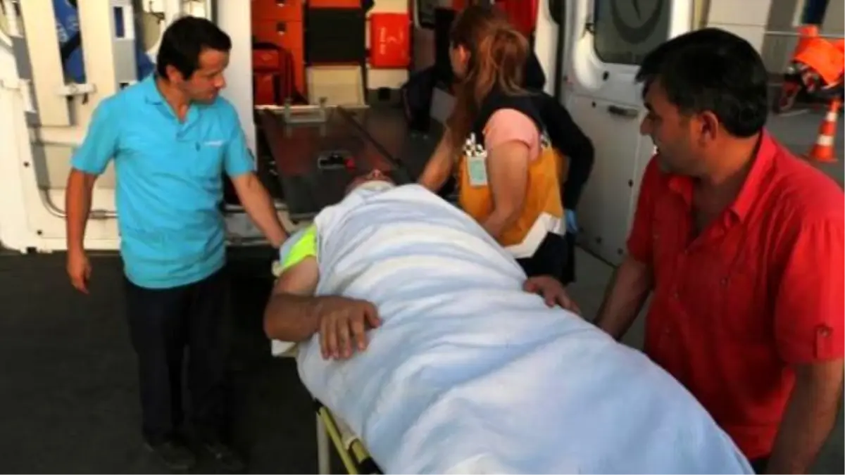 Tartıştığı Trafik Polisine Çarptı, Aracın Üstünde Sürükledi