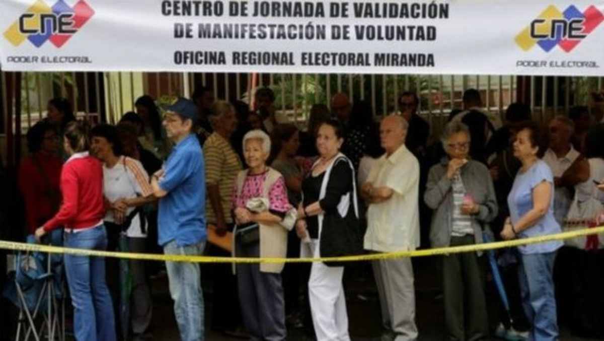 Venezuela Başkanını Görevden Almak İçin Kampanya Başlatıldı