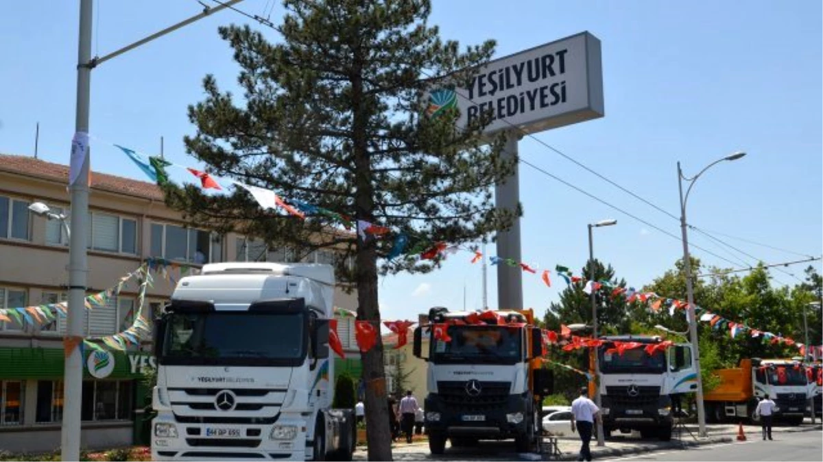 Yeşilyurt Belediyesi Araç Filosuna 4 Adet Kamyon, 1 Adet Çekici Ekledi