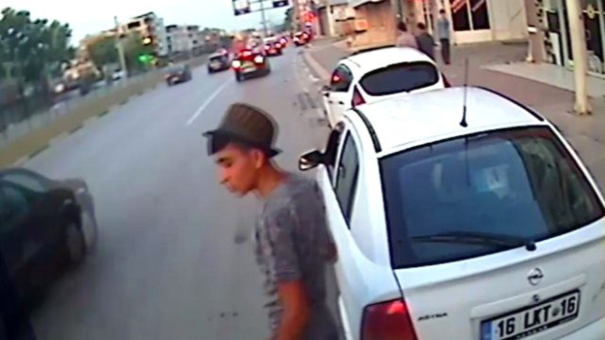 Yolcu Minibüsünü Soyan Hırsız Kameraya Yakalandı
