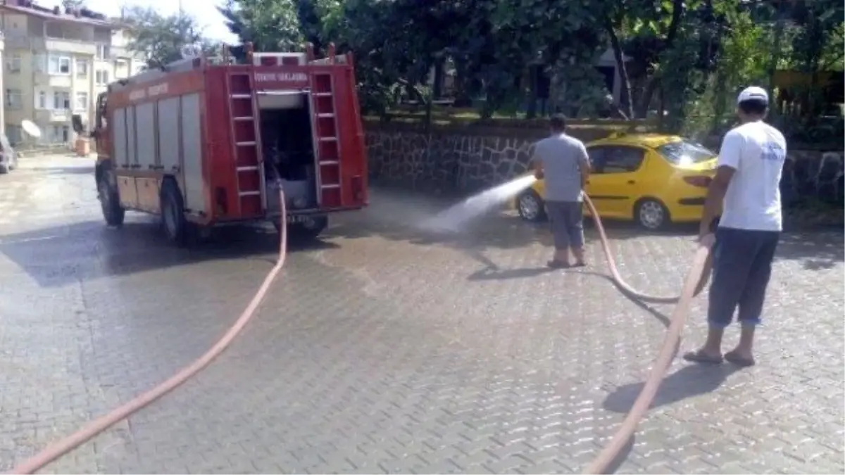 Cadde ve Sokaklar Düzenli Periyotlarla Yıkanarak Temizleniyor