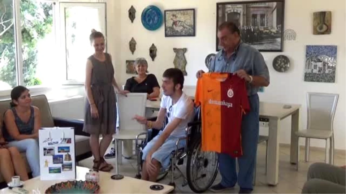 Fanatik Galatasaraylı Engelli Gence İmzalı Forma Sürprizi